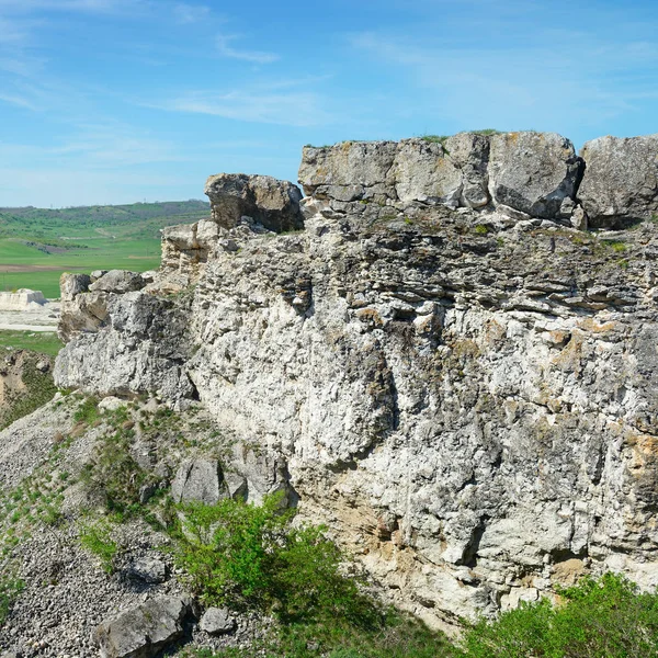 Cantera abandonada para la minería de piedra caliza . — Foto de Stock