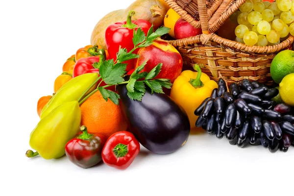 Cesta com frutas e legumes frescos isolados em uma parte traseira branca — Fotografia de Stock