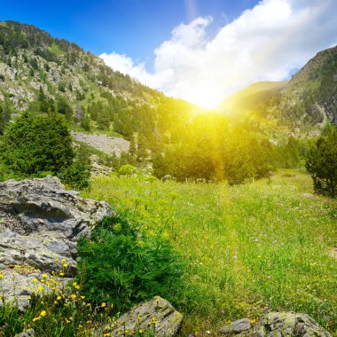 Dağ Vadisi Andorra güzel gündoğumu.