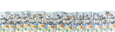 Amerikan doları ve altın takı üst görünümü beyaz izole