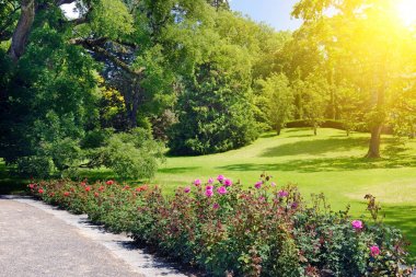 Çiçek yatağı ve geçitli yazlık park.
