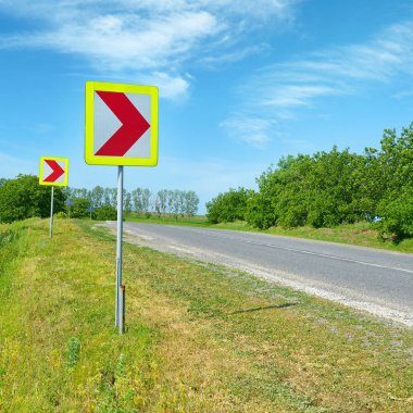 Tehlikeli sağa dönüş için uyarı işaretleri