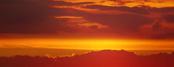 Epischer Sonnenuntergang am Himmel. — Stockfoto