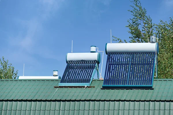 Solární ohřívače vody pro domácnost. — Stock fotografie