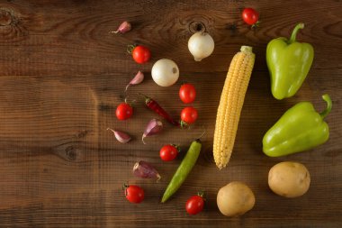 Proje için karanlık tahtalarda sağlıklı sebzeler. Üstte görüntü.