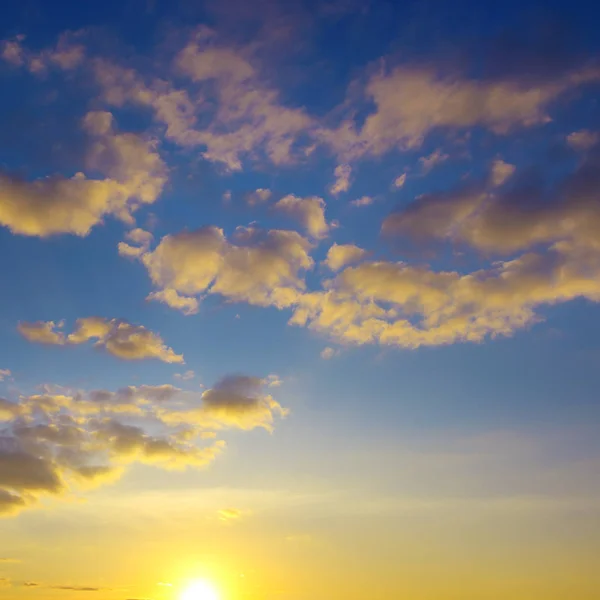 Hermosa puesta de sol brillante —  Fotos de Stock