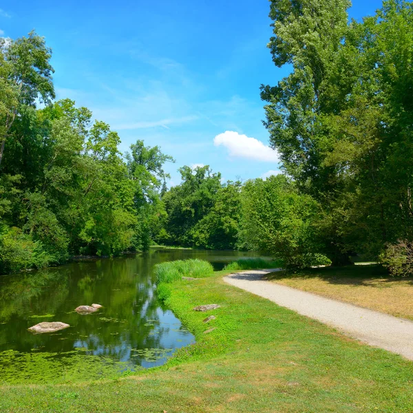 Pequeno lago pitoresco em um parque da cidade — Fotografia de Stock