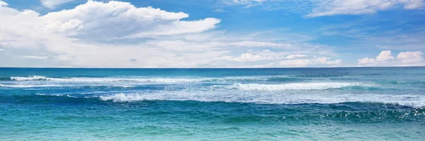 คลื่นทะเลและท้องฟ้าสีฟ้า . — ภาพถ่ายสต็อก