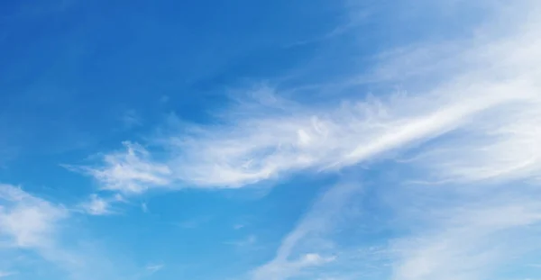 Witte pluizige wolken — Stockfoto