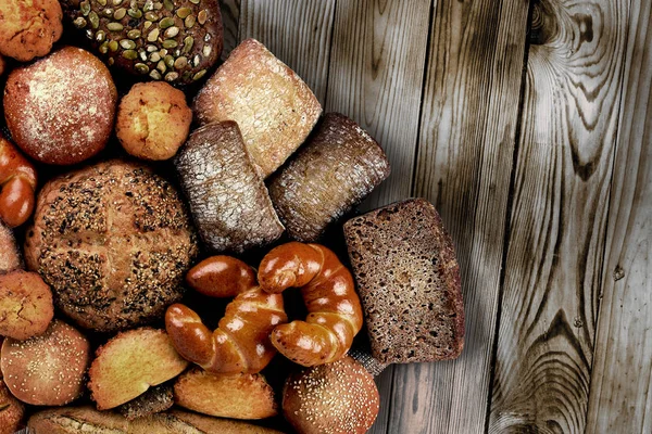 Variedade de produtos de pão no fundo de madeira escura em vintage s — Fotografia de Stock