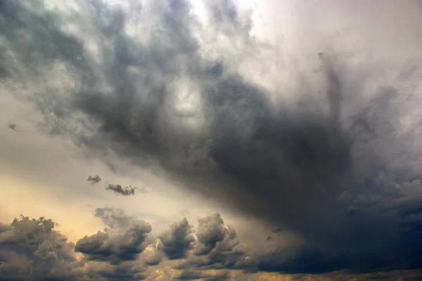 Nuvens fortes de tempestade cobrem o sol . — Fotografia de Stock