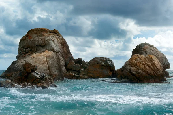 바다의 바위와 바다 풍경, 하늘에 어두운 구름 — 스톡 사진