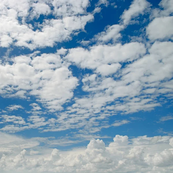 Белые облака на фоне темно-синего неба . — стоковое фото
