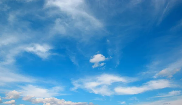 Witte wolk op sky — Stockfoto