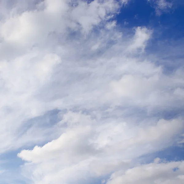 เมฆสีขาวบนท้องฟ้า — ภาพถ่ายสต็อก