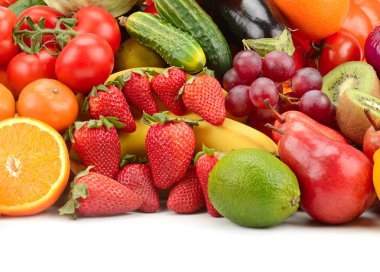 Yararlı sebzeler, meyveler ve böğürtlenler toplanır