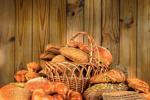 Prodotti del pane su parete di legno di sfondo. Immagine tonica — Foto Stock