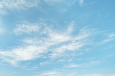 Açık mavi gökyüzünde hafif sirrus bulutları