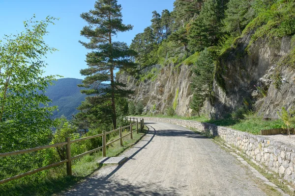 Route rocheuse dans les montagnes d'Andorre . — Photo