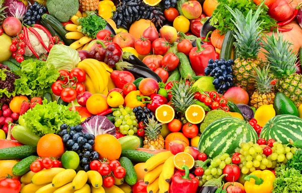 Diverse verse rijpe groenten en fruit. Voedsel concept backgrou — Stockfoto