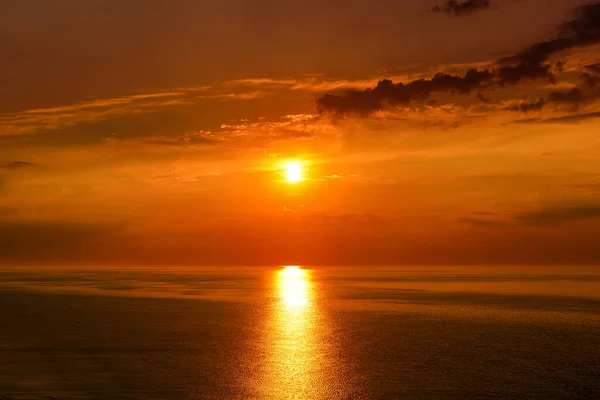 Ανατολή Του Ήλιου Πάνω Από Θάλασσα Κόκκινους Τόνους — Φωτογραφία Αρχείου