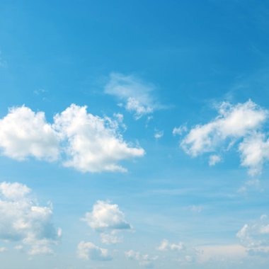 Cennetlik manzara - parlak mavi gökyüzünde beyaz bulutlar.