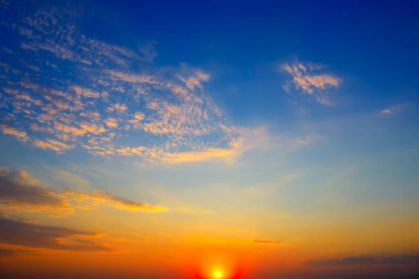 Scenic Zonsondergang Achtergrond Helder Blauwe Lucht Oranje Wolken — Stockfoto