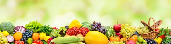 Collage Reifes Obst Und Gemüse Auf Verschwommenem Grünen Hintergrund Freiraum — Stockfoto
