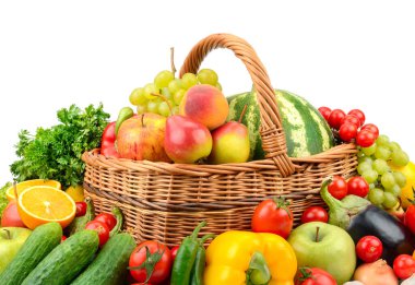 Beyaz arka planda izole edilmiş söğüt sepetindeki geniş çeşitlilikte yararlı meyve ve sebzeler