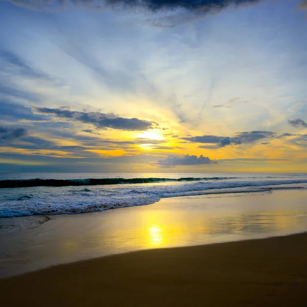 Pôr Sol Oceano Ondas Mar Areia Espaço Livre Para Texto — Fotografia de Stock