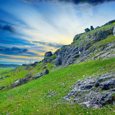Dağlarda dramatik günbatımı. Metin için boş alan.