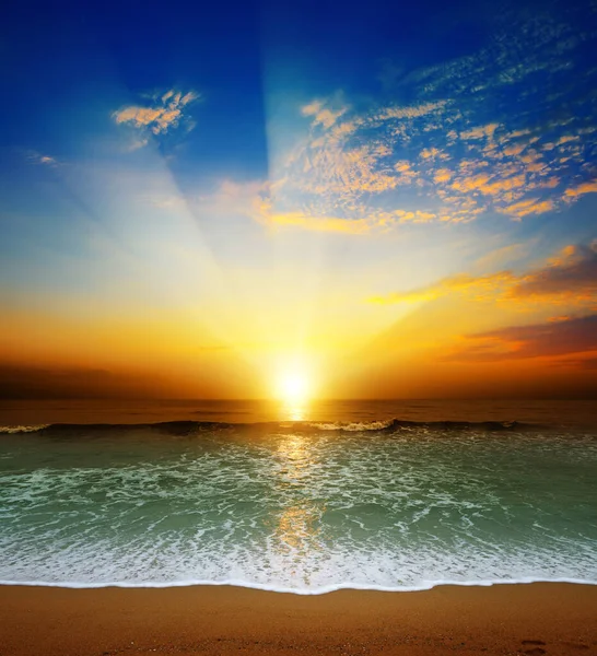 Fantástico Pôr Sol Sobre Oceano Ondas Mar Areia — Fotografia de Stock