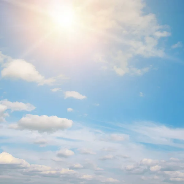 Sol Brilhante Contra Céu Azul Nuvens Brancas — Fotografia de Stock