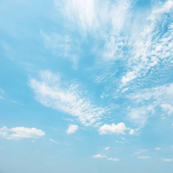 Ανοιχτά Άσπρα Σύννεφα Στον Φωτεινό Γαλάζιο Ουρανό Αντιγραφή Χώρου Για — Φωτογραφία Αρχείου