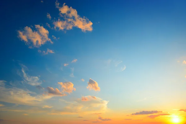 夕阳西下 阳光映衬着明亮的蓝天和橙色的云彩 — 图库照片