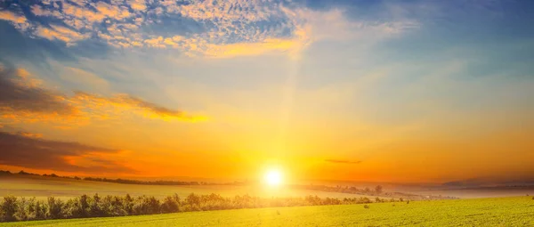 Weite Landschaft Mit Grünen Wiesen Und Epischen Sonnenuntergängen — Stockfoto