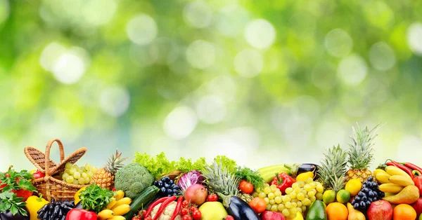 Obst Gemüse Beeren Auf Grünem Natürlich Verschwommenem Hintergrund Kopierraum — Stockfoto