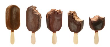 Isırılmış dondurma beyaz arka planda izole edilmiş.