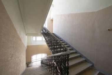 Eski Apartman girişinde merdiven