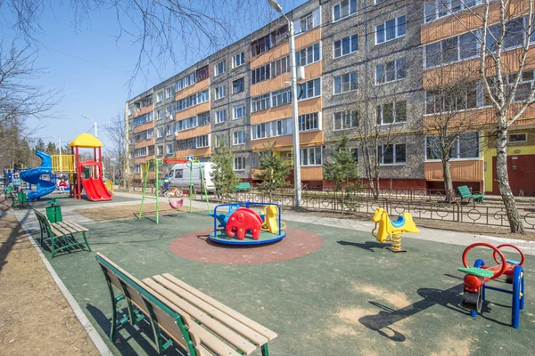 Παιδική Χαρά Στην Αυλή Μιας Πολυκατοικίας Στη Μόσχα — Φωτογραφία Αρχείου