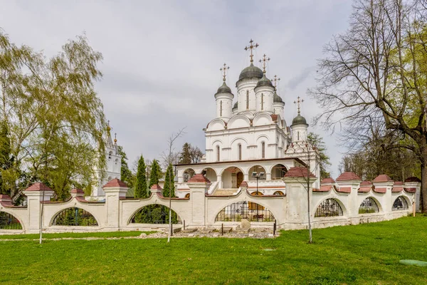 Rusya'nın antik beyaz taş Ortodoks Kilisesi