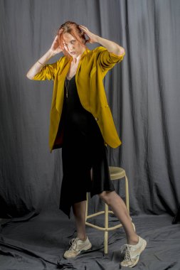 Uzun sarı ceketli neşeli Kızıl saçlı kadın