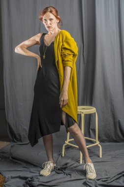 Uzun sarı ceketli neşeli Kızıl saçlı kadın