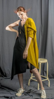 Uzun sarı ceketli neşeli Kızıl saçlı kadın