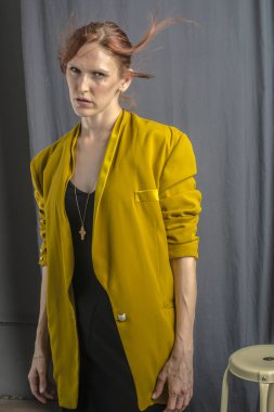 Uzun sarı ceketli neşeli Kızıl saçlı kadın