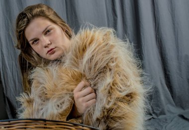 Bir kürk ceket göz alıcı görüntü genç güzel kadın
