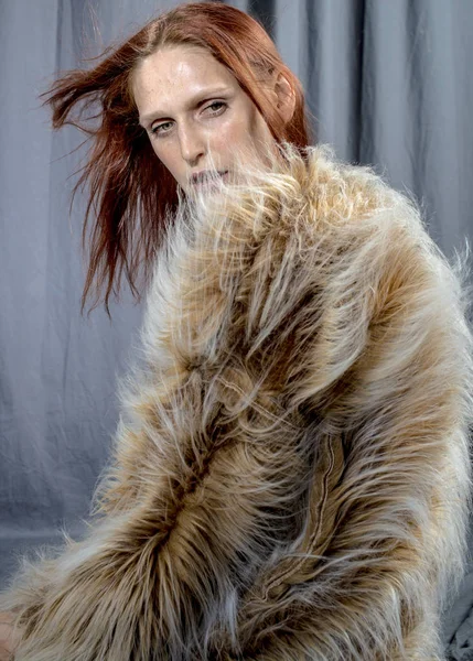 Young Beautiful Woman Fur Coat Glamorous Image — Stock Photo, Image