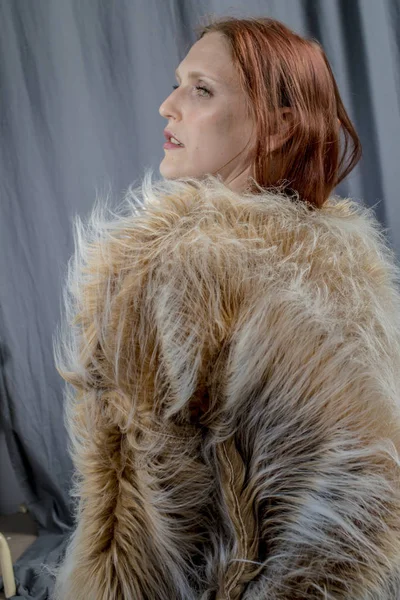 Young Beautiful Woman Fur Coat Glamorous Image — Stock Photo, Image