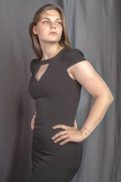 Junge Sportliche Frau Schwarzen Kleid — Stockfoto