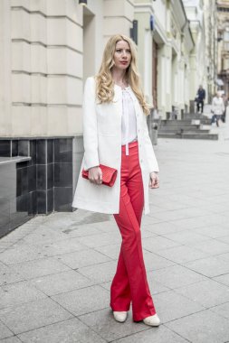 Bahar moda takım elbiseli ve Moskova Merkezi Alışveriş çantası ile sarışın genç moda